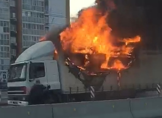 В Волгограде на остановке загорелся грузовик